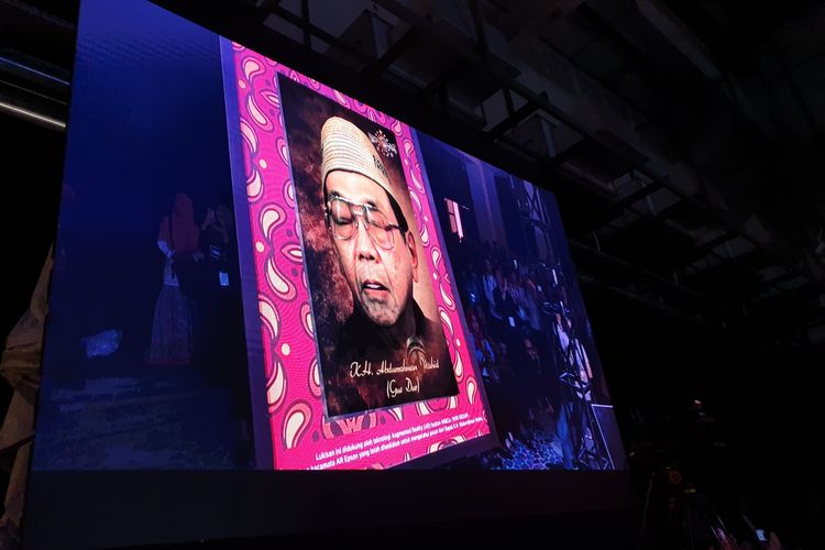 Layar besar yang menampilkan lukisan Gus Dur yang hidup di pameran Disrupto 2019.