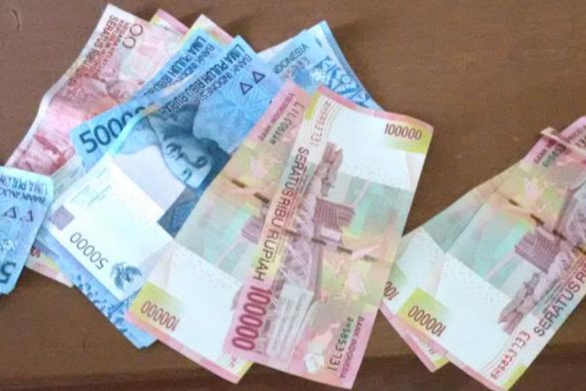 Uang palsu yang diedarkan pelaku ibu rumah tangga kepada para pedagang saat diamankan dikantor Mapolsek Rasanae Barat, Kota Bima, Rabu (23/11/2016)