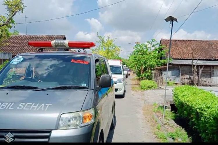 Mobil siaga desa hingga ambulance terus disiagakan di Desa Sidodowo, setelah muncul klaster Covid-19.