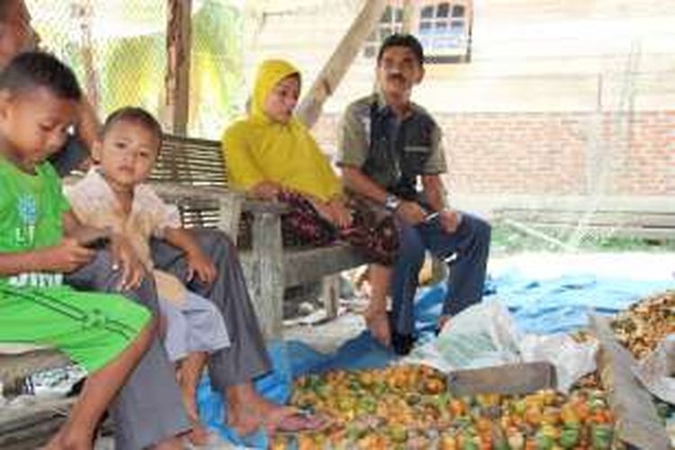 Bupati Aceh Utara, Muhammad Thaib akrab disapa Cek Mad, mendatangi rumah Darmiati (33) di Desa Asan Seuleumak, Kecamatan Paya Bakong, Aceh Utara. 