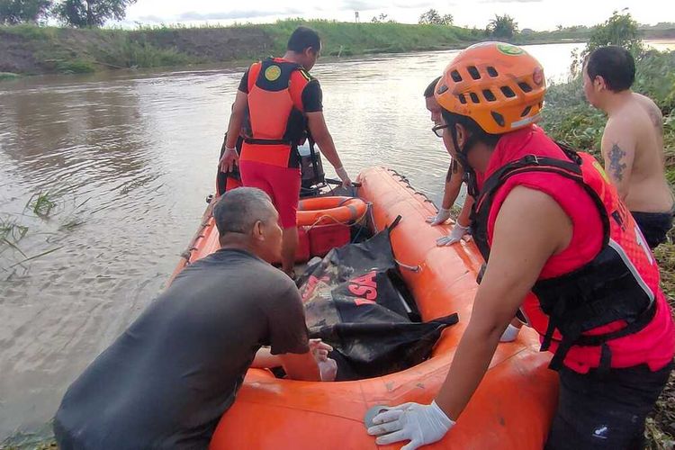 Evakuasi korban hanyut bernama Madarif (57) di Lampung Selatan. Korban terhanyut setelah terbawa arus banjir yang terjadi pada Kamis (27/10/2022).