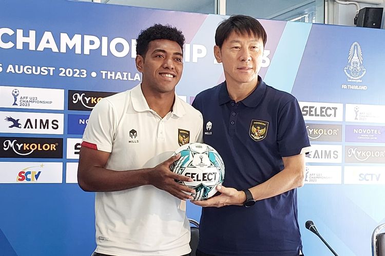 Pelatih Timnas U23 Indonesia, Shin Tae-yong, dan penyerang Jeam Kelly Sroyer berbicara kepada media jelang laga final Piala AFF U23 2023 kontra Vietnam yang akan bergulir pada Sabtu (26/8/2023).