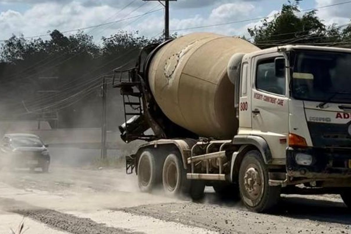 Lalu lalang truk pengangkut material bangunan membuat Desa Bumi Harapan menjadi berselimut debu