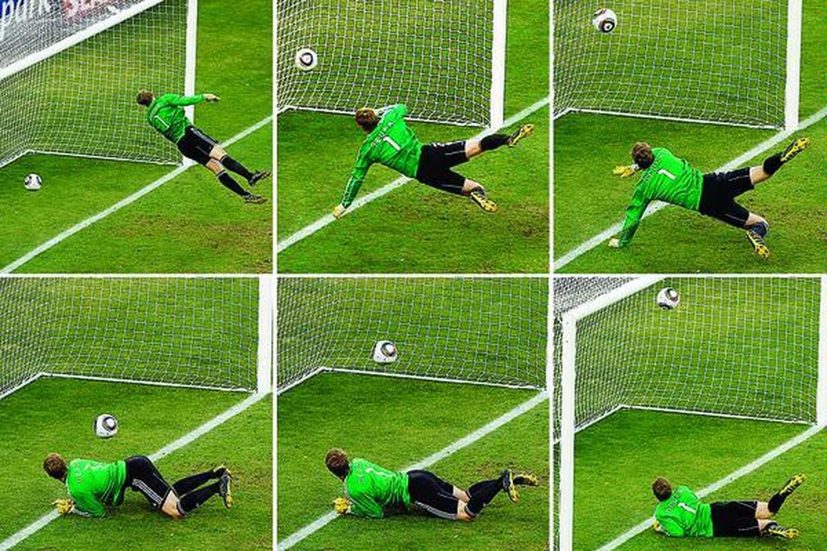 Sekuen gambar ini jelas menunjukkan bola tendangan pemain gelandang Inggris, Frank Lampard (tidak tampak), membentur mistar dan masuk ke dalam gawang Jerman yang dijaga Manuel Neuer. Wasit asal Uruguay, Jorge Lorrionda, tidak mengesahkan gol itu.