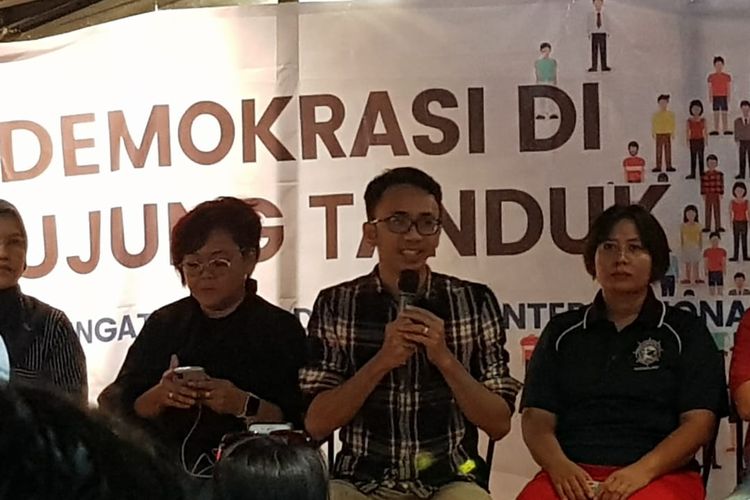 Direktur LBH Jakarta Arif Maulana dalam konferensi pers peringatan Hari Demokrasi Internasional di kawasan Wahid Hasyim, Jakarta Pusat, Minggu (15/9/2019).