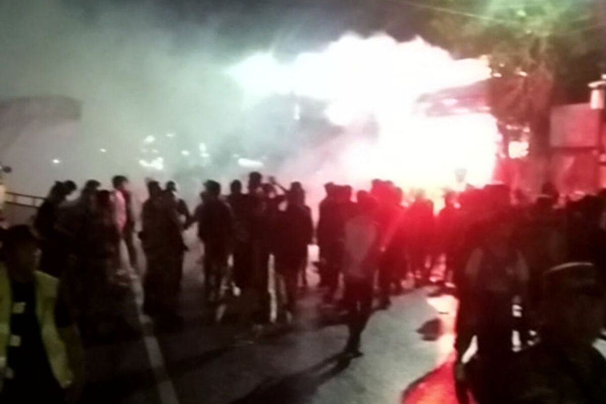 Caption 1: Pendukung Arema FC menyalakan flare di sekitar Stadion Soepriadi, Kota Blitar, usai Arema FC dikalahkan Persib Bandung, Jumat (24/1/2025) petang. Caption 2:(Pelatih baru Arema FC, Ze Gomes, dan gelandang Arema FC, Arkhan Fikri, memberikan keterangan pers di kompleks Stadion Soepriadi, Kota Blitar, Jumat (24/1/2025) petang