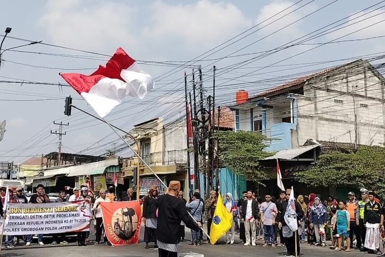 Komunitas Sepeda Lawas Grobogan Gelar Upacara HUT RI di Tengah Jalan, Warga Antusias
