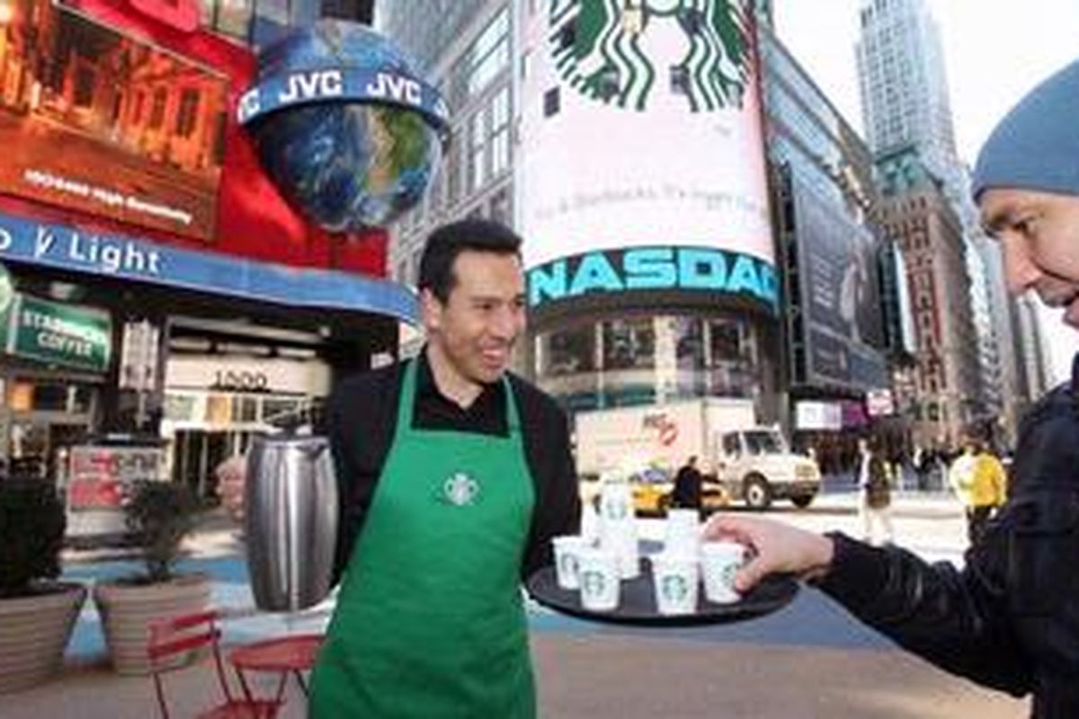 Gerai Starbucks di New York City Time Square.
