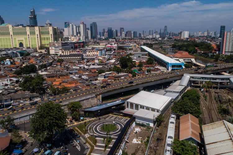 Foto udara uji coba penataan Stasiun Tanah Abang di Jakarta Pusat, Kamis (4/6/2020). Penataan stasiun terintegrasi secara utuh dengan moda penumpang ataupun barang ini untuk mengurai kemacetan yang kerap terjadi di kawasan tersebut.