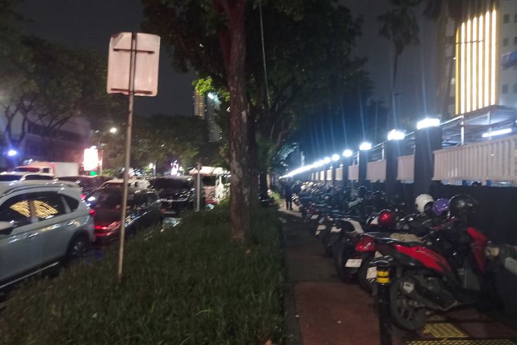 Area Parkir GBK Penuh, Pengunjung Diimbau Gunakan Transportasi Umum