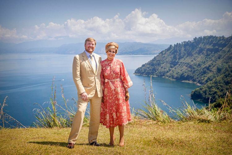 Raja Willem Alexander dan Ratu Maxima berpose dengan latar belakang Danau Toba dan pulau Samosir di kejauhan