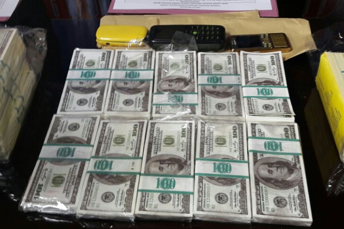 2899 lembar uang palsu Dollar Amerika berhasil disita dari penumpang Bandara Haluoleo Kendari. (KOMPAS.COM/ KIKI ANDI PATI)