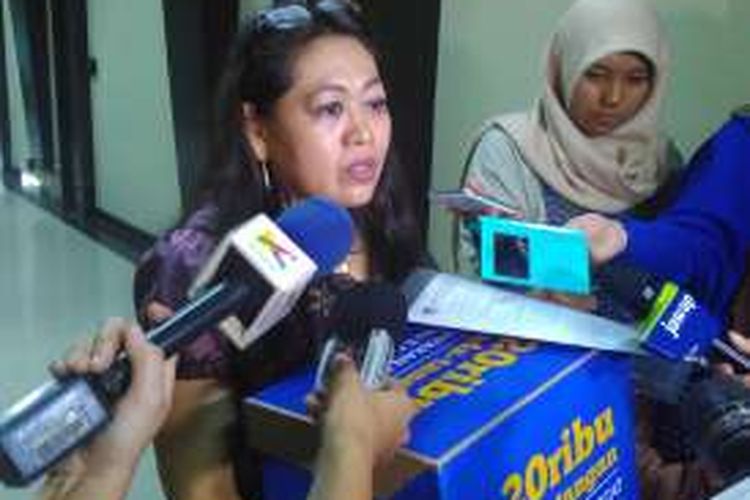 Direktur LBH APIK Ratna Batara Munti saat menyerahkan petisinke Bareskrim Polri, Jakarta, Selasa (8/3/2016).