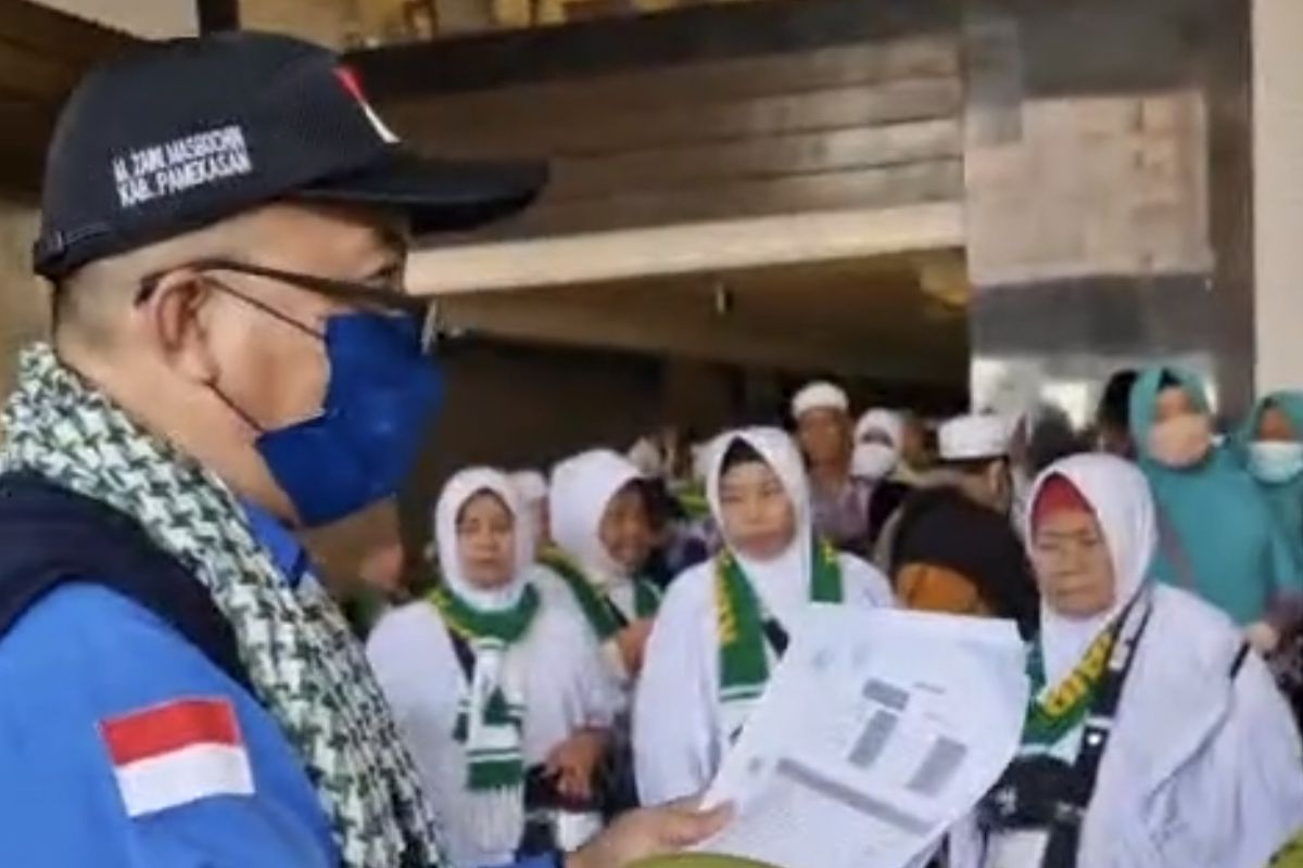 Jamaah haji asal Kabupaten Pamekasan mendapatkan pengarahan dari petugas Haji tahun 2025 