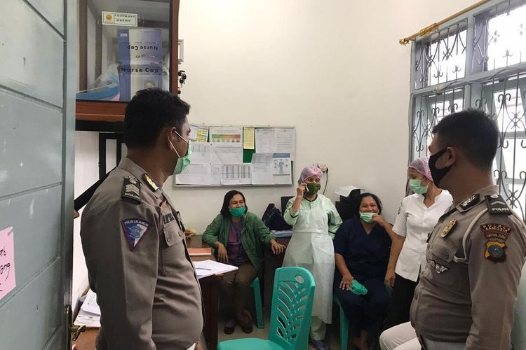 Contoh baik dan inspiratif ditunjukkan oleh seorang polisi di Polres Samosir menebus jasad korban kecelakaan lalu lintas di Jalan Tele - Dairi yang dirawat 4 hari di Rumah Sakit Sidikalang. Dia adalah Kanit Laka Polres Samosir, Brigadir Heri Ompusunggu. Korban bernama Walfaret Sihombing (56), buruh tani yang hidupnya nomaden dan ekonomi keluarganya terimbas Covid-19.