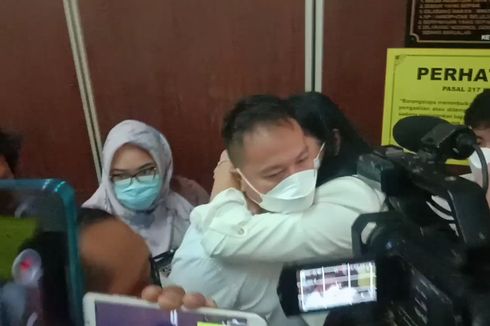 Vicky Prasetyo Divonis 4 Bulan Penjara dan Tangis Kalina Ocktaranny