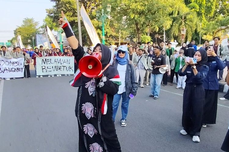 Teriak Ibu Rumah Tangga Ikut Demo BEM Cirebon Raya: 