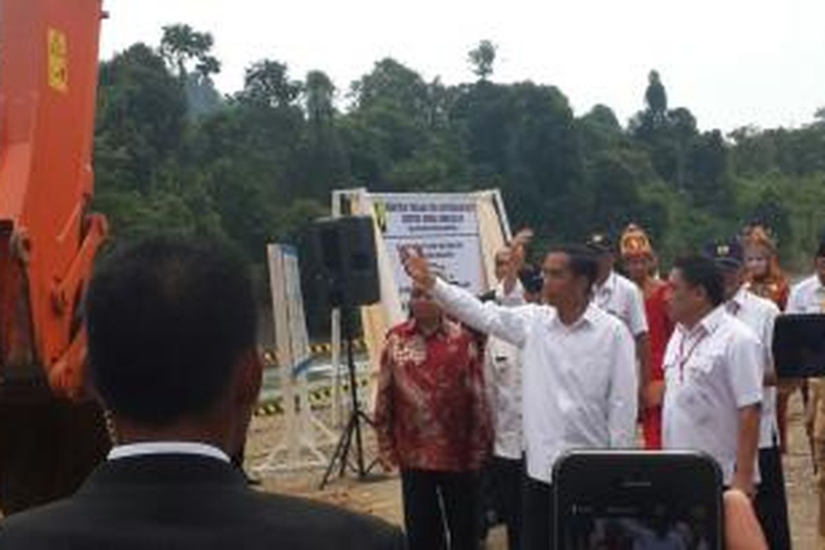 Presiden Joko Widodo meresmikan dimulainya pembangunan Bendungan Keureuto di Kabupaten Aceh Utara, Provinsi Aceh. Peresmian ditandai dengan pengerukan tanah pertama yang disaksikan Menteri Pekerjaan Umum dan Perumahan Rakyat Basuki Hadimuljono, Pelaksana Tugas Direktorat Jenderal Sumber Daya Air Mudjiadi dan Gubernur Aceh, Zaini Abdullah, Senin (9/3/2015).