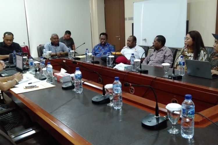 Rapat persiapan kunjungan Gubernur Papua Barat bertemu dengan pemerintah dan tokoh swasta di Amerika Serikat yang akan dilakukan pada 7 - 12 Juni nanti digelar di Kantor Perwakilan Provinsi Papua Barat, Cikini, Jakarta (29/5/2019). 
