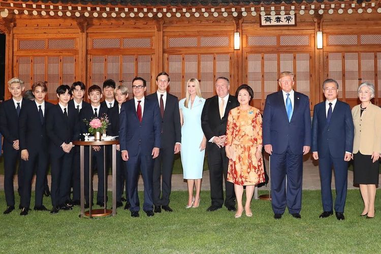 Boyband Korea EXO saat berfoto bersama dengan Presiden AS Donald Trump di istana kepresidenan Korea Selatan, beberapa waktu lalu. 