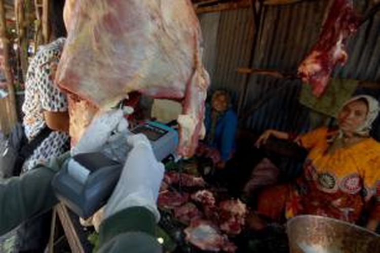 Inspeksi mendadak daging sapi di pasar tradisional oleh Dinas Peternakan Pamekasan, ditemukan adanya daging busuk, Kamis (25/7/2013).
