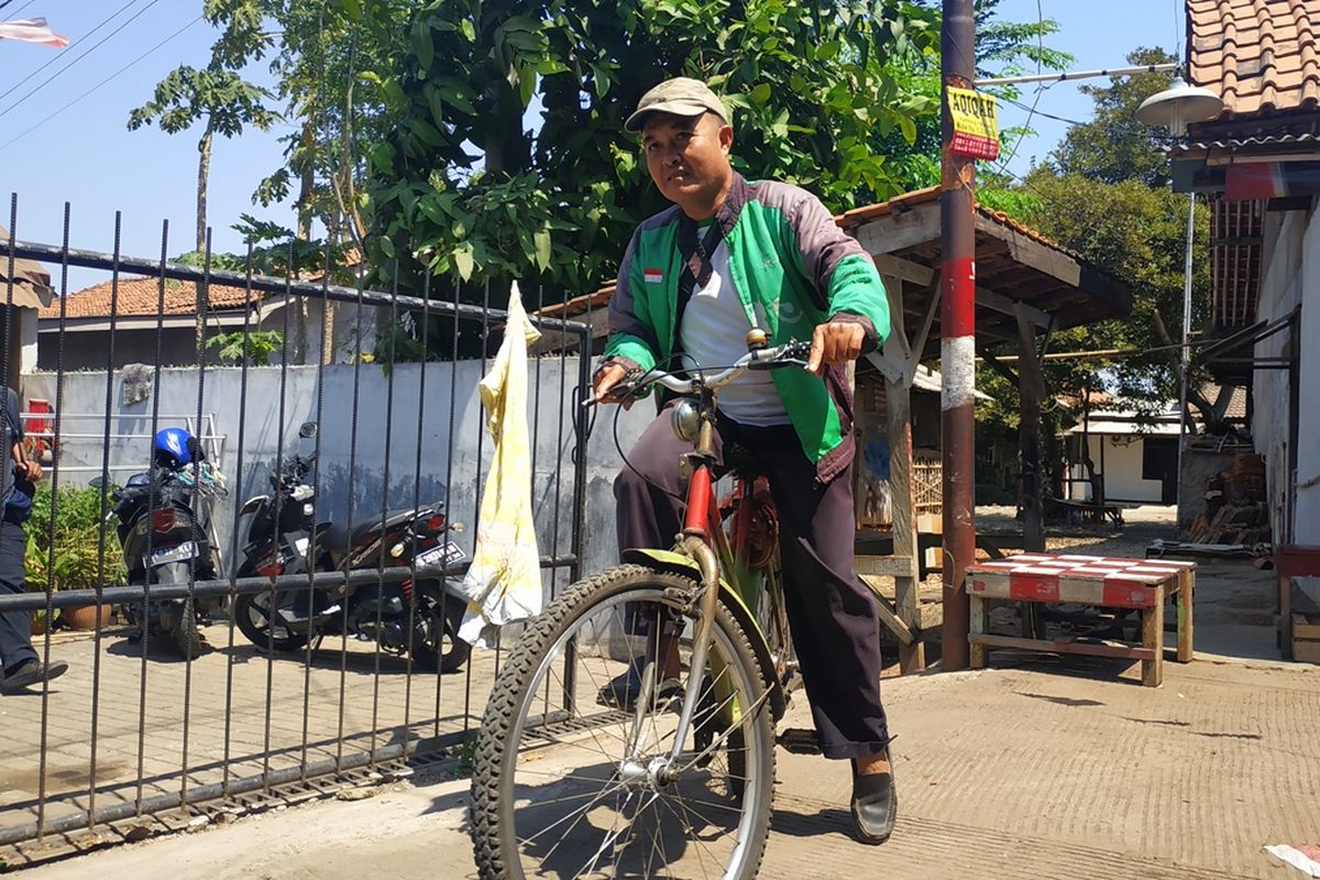 Eko Susilo (47), driver Go-jek pengguna sepeda.