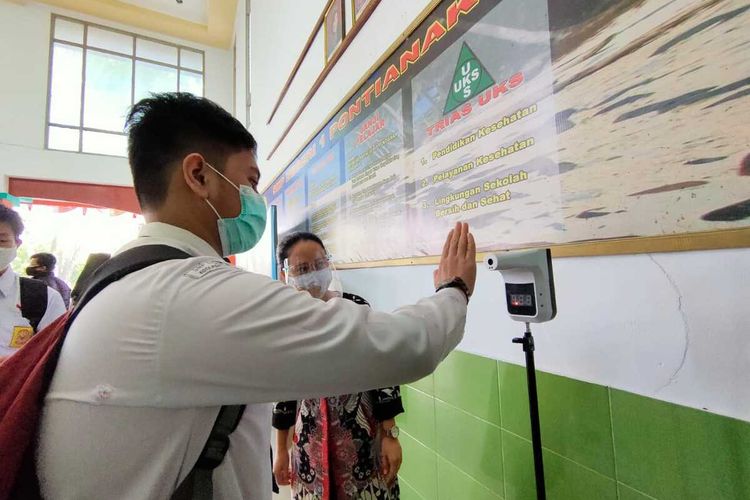 Sebanyak 30 siswa Kelas IX SMP Negeri 1 Pontianak, Kalimantan Barat, mengikuti simulasi pembelajaran tatap muka sesuai protokol kesehatan, Selasa (1/9/2020). Dari jumlah tersebut, siswa dibagi menjadi dua kelas.