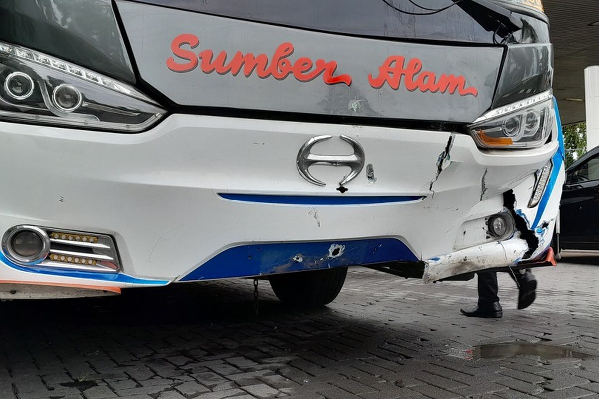 Seorang pelajar berseragam sekolah tewas terlindas bus Sumber Alam berpenumpang di wilayah Kedundang, Kapanewon Temon, Kabupaten Kulon Progo, Daerah Istimewa Yogyakarta. Korban tabrakan adalah seorang pelajar usia 18 tahun, asal Kapanewon Kokap. Tampak kerusakan minor pada bus usai melindas korban.