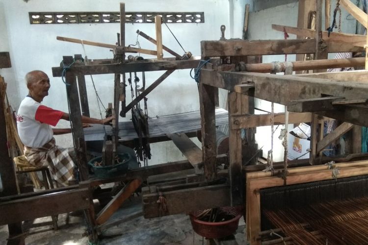 Tohirin (69) Sedang menenun Kain Tenun Kurik Di Rumahnya dusun Rogocolo, Kasihan, Bantuk