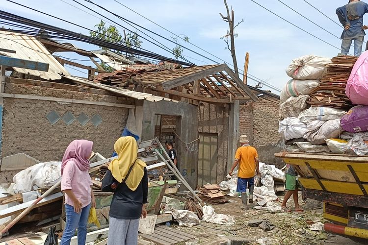 Warung dan kios di sepanjang Jalan Raya Bandung-Garut, Rancaekek, Kabupaten Bandung, Jawa Barat yang rusak akibat angin puting beliung yang terjadi pada Rabu (21/2/2024)