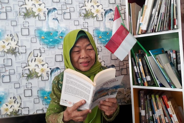 Yuli Herowati (67), lansia penghuni UPTD Griya Werdha mengisi aktivitasnya dengan membaca buku di Pojok Baca Griya Werdha, Minggu (18/8/2019). Griya Werdha merupakan salah satu panti jompo milik Pemerintah Kota Surabaya yang berada di kawasan Jambangan, Surabaya.