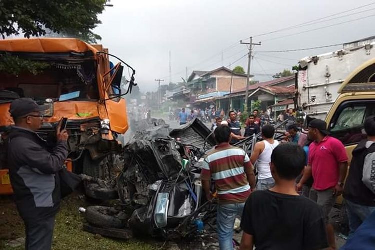 Kecelakaan Beruntun Sebabkan Kemacetan Panjang