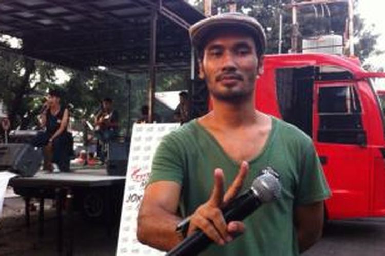 JFlow di sela konser Panggung Jalan2 Day 1, di halaman parkir bekas toko Aquarius Mahakam, Kebayoran Baru, Jakarta Selatan, Selasa (1/7/2014).