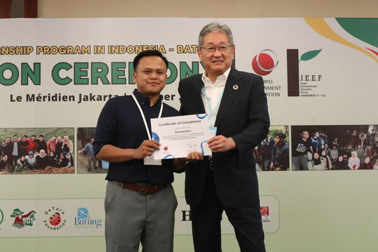 Direktur Eksekutif Sompo Environment Foundation Yoshikazu Nishiwaki (kanan) memberikan sertifikat kepada salah satu peserta magang LSM Lingkungan.