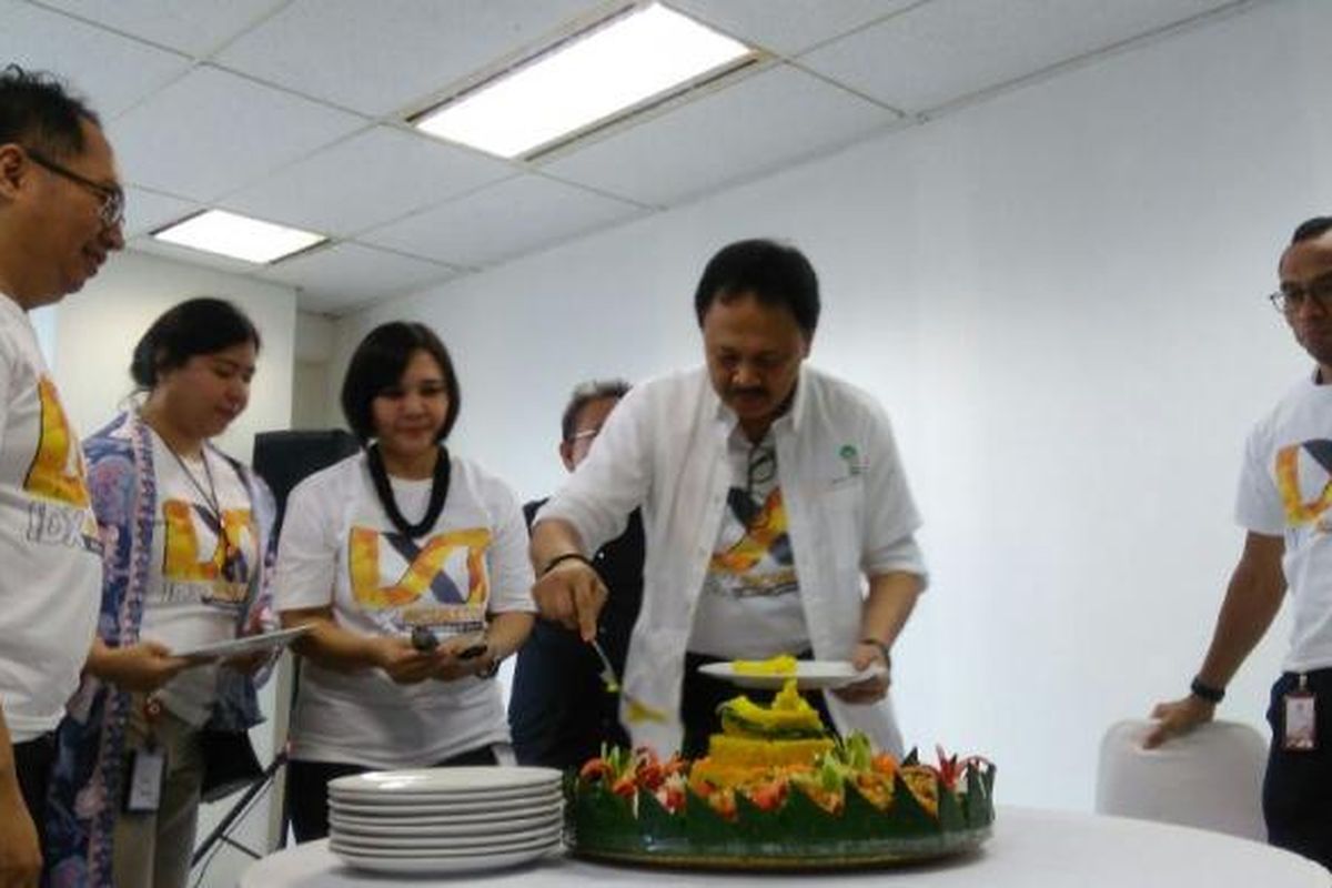 Direktur Utama PT Bursa Efek Indonesia Tito Sulistio (tengah) memotong tumpeng peluncuran IDX Incubator, Jakarta, Kamis (26/1/2017).