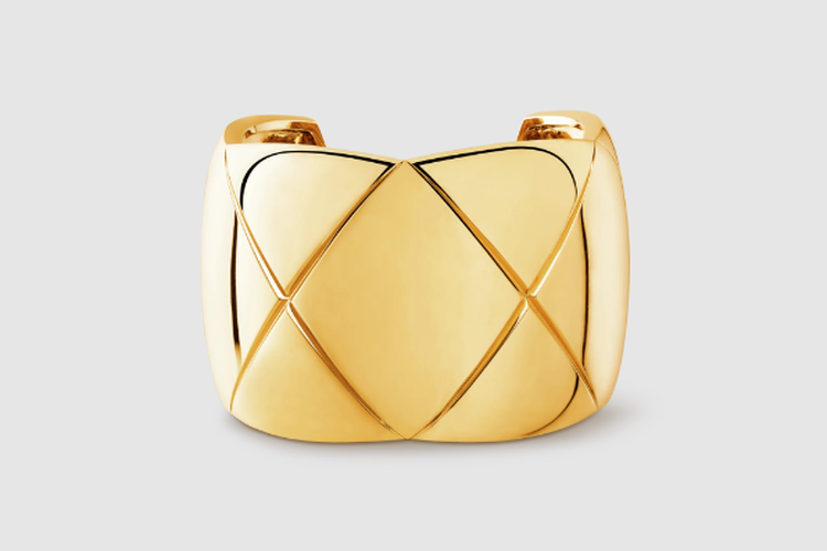 Ilustrasi bold cuff dari Chanel