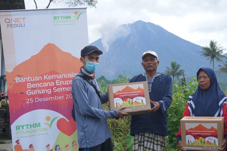 QNET memberikan bantuan berupa makanan pada korban erupsi Gunung Semeru, Sabtu (25/11/2021).