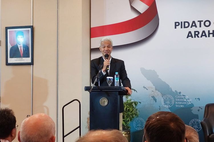 Bakal calon presiden Ganjar Pranowo menyampaikan pidato terkait arah dan strategi politik luar negeri Indonesia di Kantor CSIS, Jakarta, Selasa (7/11/2023).