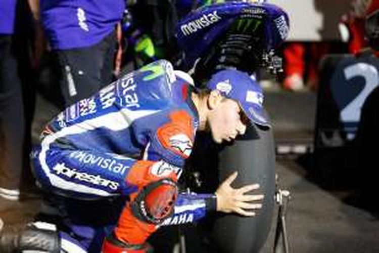 Pebalap Movistar Yamaha asal Spanyol, Jorge Lorenzo, memegang ban belakang soft yang dia pilih saat balapan GP Qatar di Sirkuit Losail, Minggu (20/3/2016).