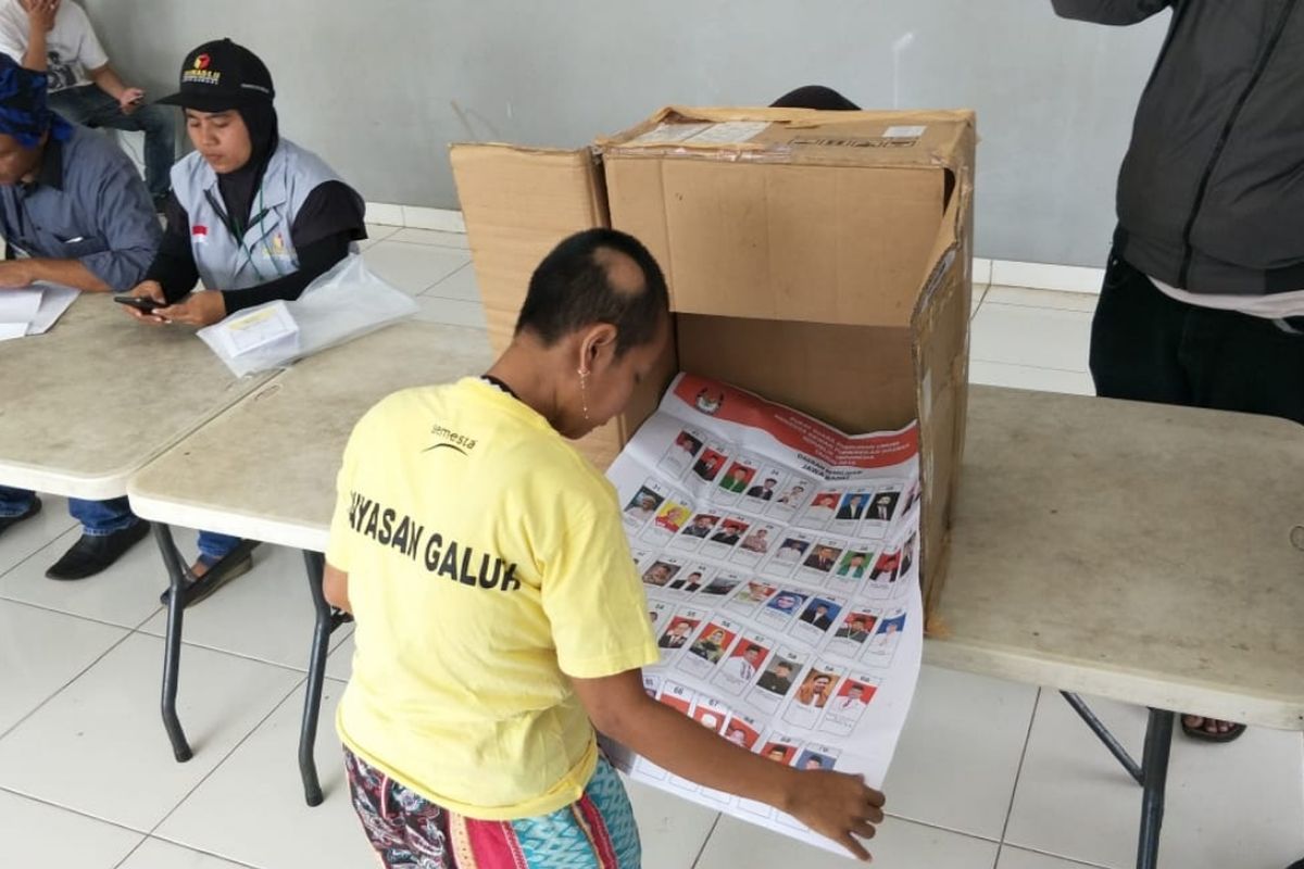 Salah satu penyandang disabilitas mental gunakan hak pilihnya di Yayasan Galuh, Kota Bekasi, Rabu (17/4/2019).