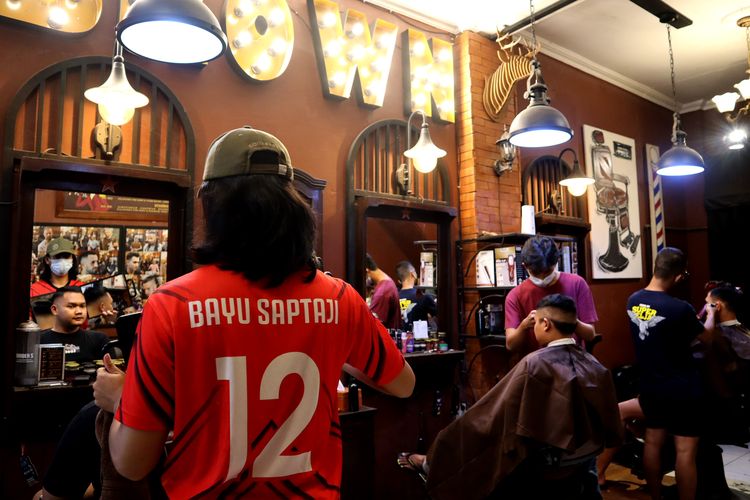Suasana tempat cukur langganan pemain sepak bola selama berlangsungnya seri 2 dan 3 Liga 1 2021-2022 di The Brown Barbershop Yogyakarta, Jumat (26/11/2021) malam.