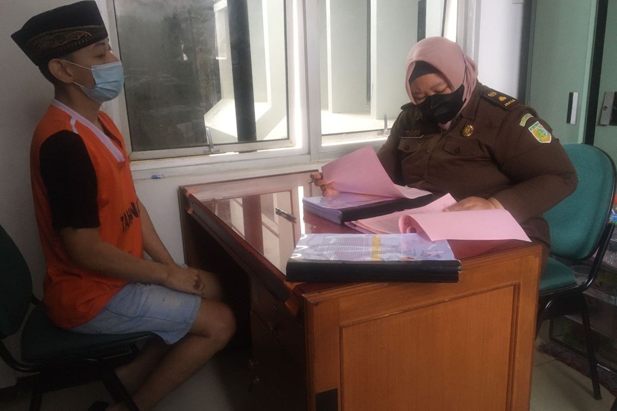 Pelaku gay di villa Kota Batu, Jawa Timur yakni FVA (29) saat di Kantor Kejaksaan Negeri Kota Batu beberapa waktu lalu. 