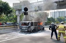 Mobil Range Rover Terbakar di Tol Dalam Kota Arah Cawang