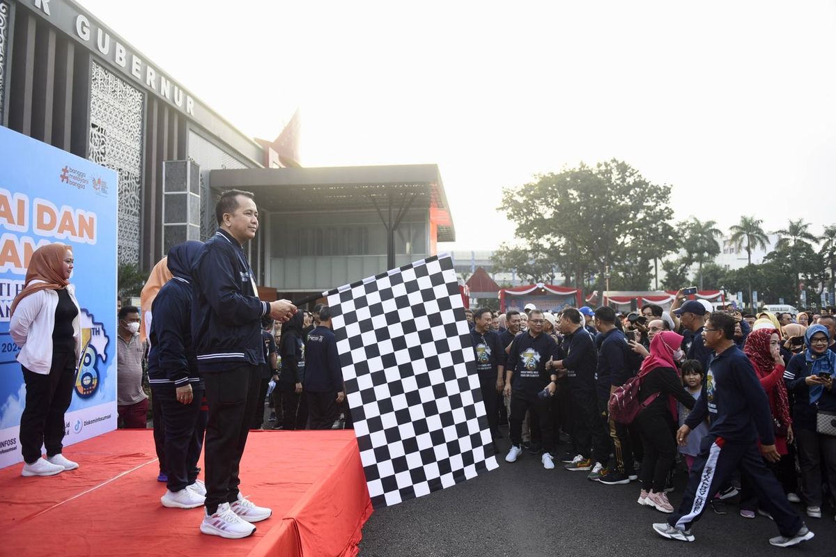 Pj Agus Fatoni saat melepas ribuan peserta jalan santai di halaman Kantor Gubernur, Palembang, Sumatera Selatan, Minggu (12/5/2024).