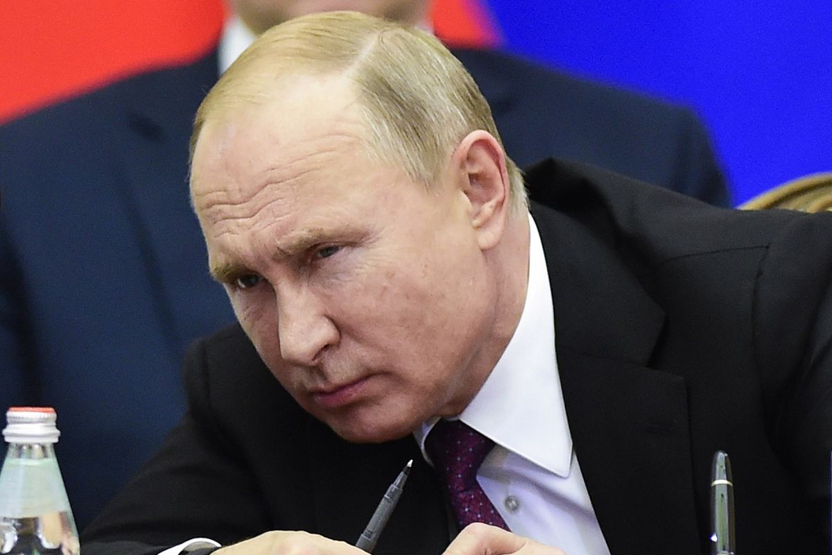Presiden Rusia Vladimir Putin (kanan) saat mendengarkan perkataan Menteri Keuangan Rusia Anton Siluanov di pertemuan Dewan Ekonomi Eurasia di St Petersburg, Rusia, Kamis (6/12/2018).