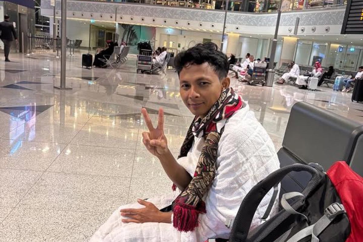 M. Ridho Ilyas menempuh perjalanan dengan cara berbeda, suporter asal Banyuwangi ini memilih solo trip dengan niat utama umrah dan kemudian menonton laga Timnas.