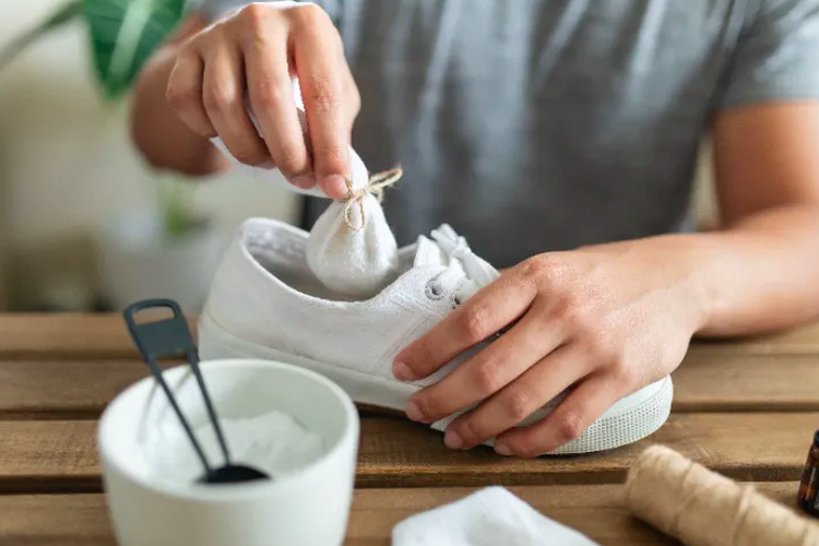 Membungkus baking soda dengan kaus kaki untuk atasi sepatu bau