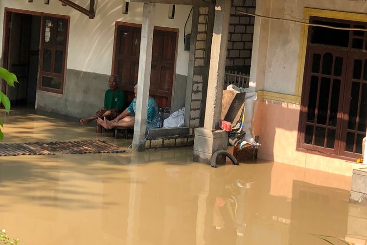 Luapan Kali Lamong membuat beberapa desa di Kecamatan Balongpanggang dan Benjeng, Gresik, Jawa Timur, terendam banjir, Jumat (8/12/2023).