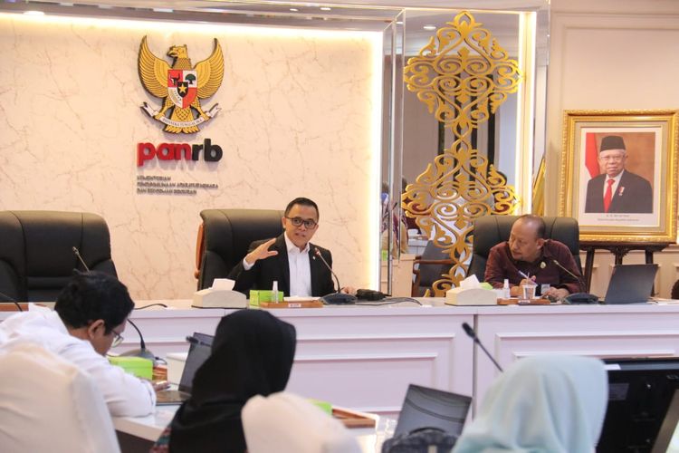 Menpan-RB Abdullah Azwar Anas saat Rapat Panitia Antarkementerian (PAK) di Kantor Kemenpan-RB di Jakarta, Rabu (5/6/2024).