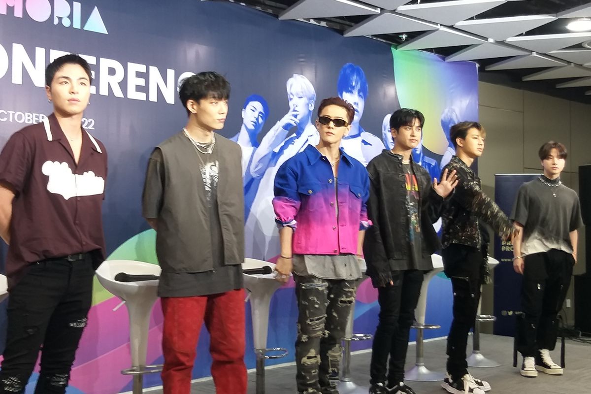 Member boy group iKON (ki-ka): Junhoe, Bobby, Donghyuk, Chanwoo, Yunhyeong, dan Jinhwan saat konferensi pers Jisphoria, di Jakarta International Stadium (JIS), Sabtu (1/10/2022).